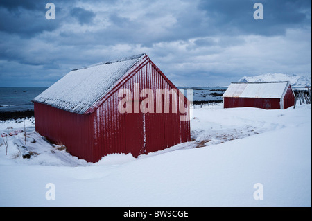 Rotes Boot wirft im Schnee, Eggum, Lofoten Inseln, Norwegen Stockfoto