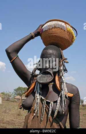 Stamm der Mursi-Frau mit Mundlochplatte Omo-Tal, Äthiopien Stockfoto