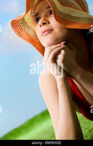 Porträt der glückliche Frau mit Hut, heißen Sommertag genießen Stockfoto