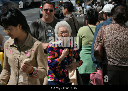 Fußgänger in Chinatown, San Francisco, USA Stockfoto