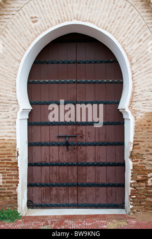 Eine traditionelle Tordurchfahrt im maurischen Stil in einem Gebäude in Marrakesch, Marokko. Stockfoto