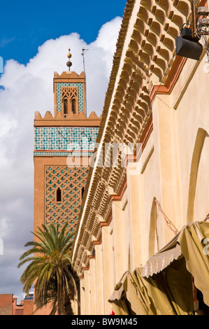 Blick entlang der Mauern der Kasbah Moschee, Marrakesch, Marokko Stockfoto