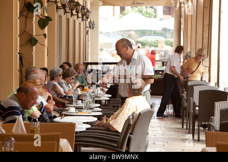 Getränke wird im Schatten der Liston Arcade Corfu serviert Stockfoto