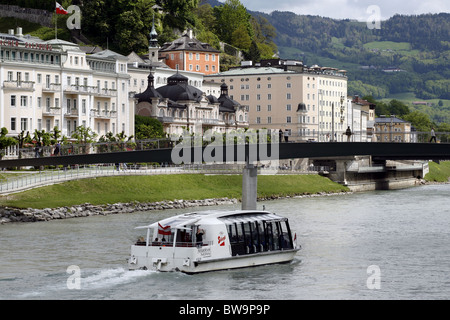 Salzach Schifffahrt Boot, Makartsteg Brücke, Salzach Fluss, Salzburg, Österreich Stockfoto