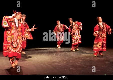 Mit Kochlöffel für Percussion, kann dieser temperamentvollen usbekischen Volkstanz aus der Surkhon Darya Region ihren Ursprung, die Armeen von Alexander dem großen verfolgen. Stockfoto