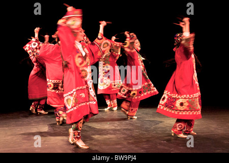 Mit Kochlöffel für Percussion, kann dieser temperamentvollen usbekischen Volkstanz aus der Surkhon Darya Region ihren Ursprung, die Armeen von Alexander dem großen verfolgen. Stockfoto