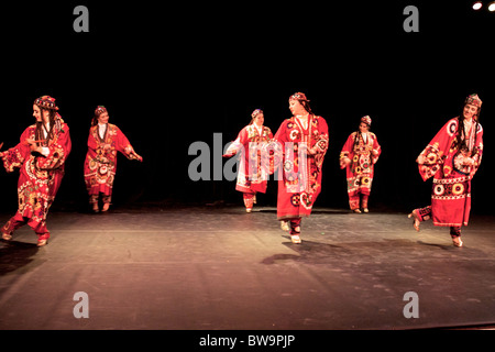 Mit Kochlöffel für Percussion, kann dieser temperamentvollen usbekischen Volkstanz aus der Surkhon Darya Region ihren Ursprung, die Armeen von Alexander dem großen verfolgen. Stockfoto