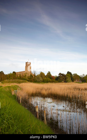 Kirche von Blythburgh aus den Sümpfen Stockfoto