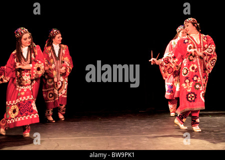 Mit Kochlöffel für Percussion, kann dieser temperamentvollen usbekischen Volkstanz aus der Surkhon Darya Region ihren Ursprung, die Armeen von Alexander dem großen verfolgen. Stockfoto