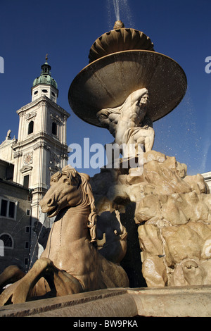 Residenzbrunnen Brunnen & Salzburger Dom, Residenzplatz Square, Salzburg, Österreich Stockfoto