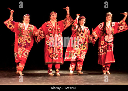 Mit Kochlöffel für Percussion, kann dieser temperamentvollen usbekischen Volkstanz aus der Surkhon Darya Region ihren Ursprung, die Armeen von Alexander dem großen verfolgen. Stockfoto