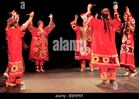 Mit Kochlöffel für Percussion, kann dieser temperamentvollen usbekischen Volkstanz aus der Surkhon Darya Region ihren Ursprung, die Armeen von Alexander dem großen verfolgen. Stockfoto