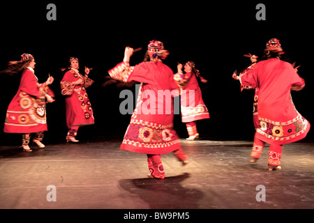 Mit Kochlöffel für Percussion, kann dieser temperamentvollen usbekischen Volkstanz aus der Surkhon Darya Region ihren Ursprung, die Armeen von Alexander dem großen verfolgen. Stockfoto