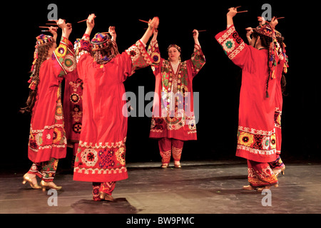 Mit Kochlöffel für Percussion, kann dieser temperamentvollen usbekischen Volkstanz aus der Surkhon Darya Region ihren Ursprung, die Armeen von Alexander dem großen verfolgen. Stockfoto