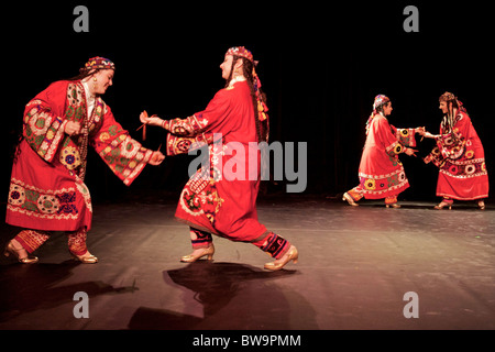 Mit Kochlöffel für Percussion, kann dieser temperamentvollen usbekischen Volkstanz aus der Surkhon Darya Region ihren Ursprung, die Armeen von Alexander dem großen verfolgen. Stockfoto