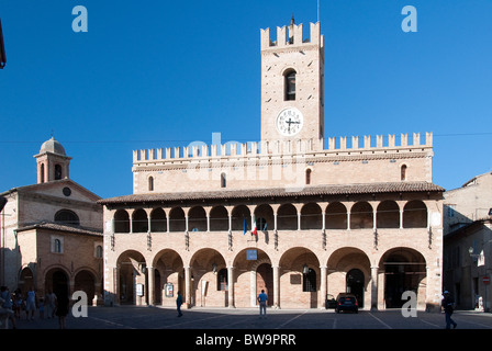 Offida, Le Marche, Rathaus oder Palazzo Comunale. Stockfoto