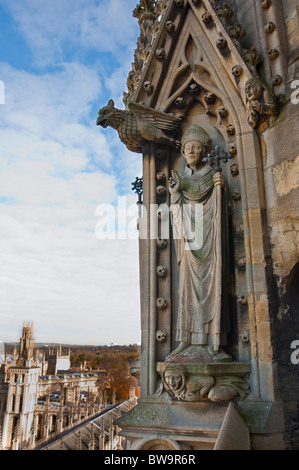 Religiöse Schnitzereien hoch oben auf St Mary the Virgin Kirche Oxford, UK Stockfoto