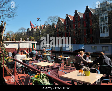 Café auf einem Boot in Amsterdam Niederlande Stockfoto