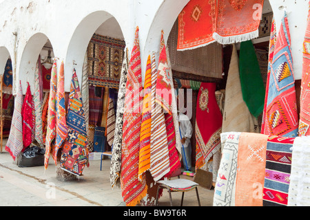 Geschäfte in den Souk Markt im Quartier Habous, Casablanca, Marokko. Stockfoto