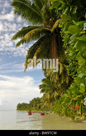 Mann und Frau Kajak entlang der Küste von Desroches Island, Seychellen Stockfoto