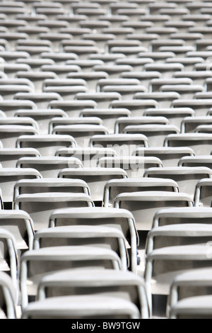 Leere Sitzreihen im Olympiastadion, Berlin, Deutschland Stockfoto