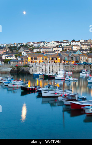 Hafendamm in der Nacht; Cornwall Stockfoto