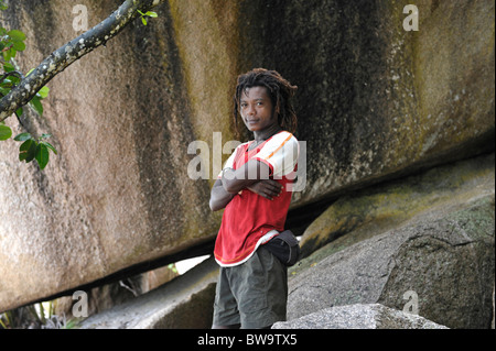 Jüngere dunkel-enthäuteten Mann am Grand Anse, La Digue, Seychellen Stockfoto