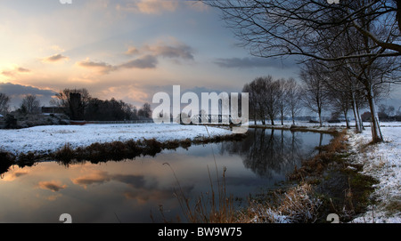 Der Fluß Waveney in der Nähe von Mendham, Suffolk, UK, im winter Stockfoto