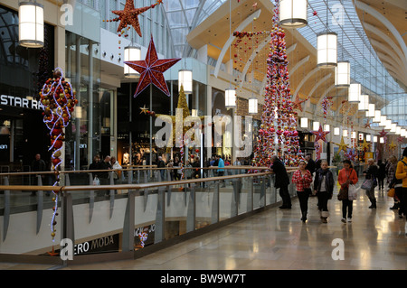 Festliche Weihnachtsdekoration in St. Davids Einkaufszentrum Cardiff South Wales UK beleuchtet Stockfoto