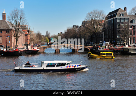 Polizei und Taxi Boot in Amsterdam, Amstel, Niederlande Stockfoto