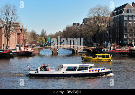 Polizei und Taxi Boot in Amsterdam, Amstel, Niederlande Stockfoto