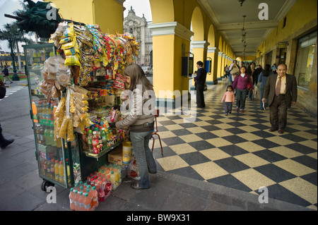 Anbieter aus dem Plaza San Martin mit Fußgängern unter Galerie, Lima, Peru Stockfoto