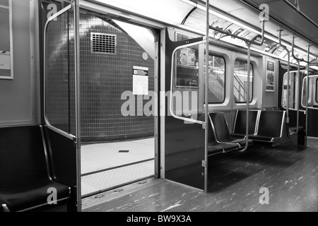 Innere Leere u-Bahn Zug Ttc Toronto schwarz weiß Stockfoto