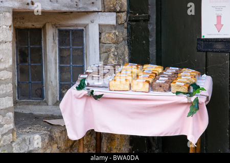 Kuchen für den Verkauf außerhalb ein Cottage, Castle Combe Wiltshire England Stockfoto