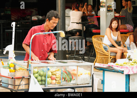 Straße Verkäufer Thai Mann Essen auf der Straße zu verkaufen. Pattaya, Thailand, Oktober 2010 Stockfoto