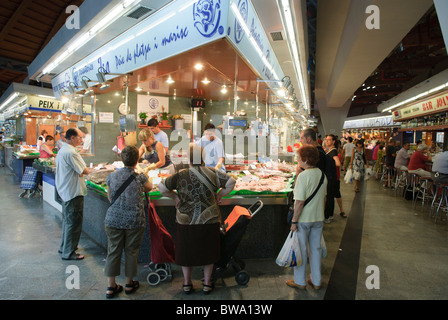 Stall verkaufen Fisch und Meeresfrüchte im Mercado Santa Caterina, Mercat Santa Caterina Markt in Barcelona Stockfoto