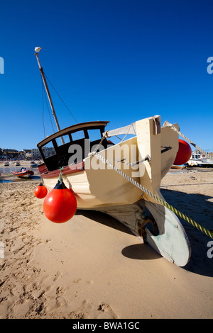 Angelboot/Fischerboot bei Ebbe in St Ives Harbour, Cornwall gestrandet Stockfoto