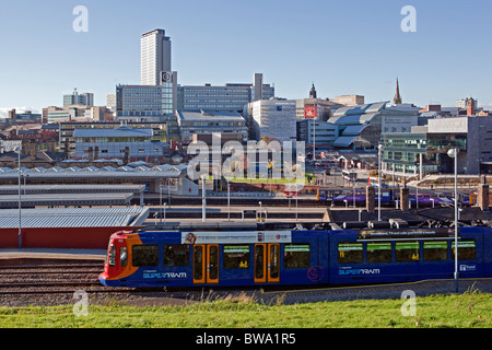 Stadtzentrum-Übersicht mit Supertram, Sheffield Stockfoto