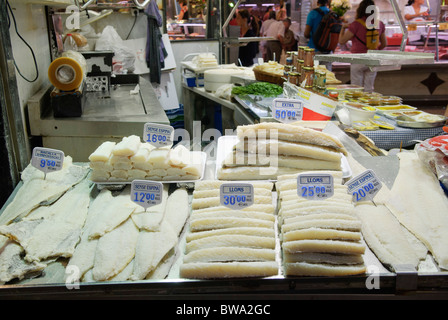 Bacalao, getrockneter Stockfisch Fisch zum Verkauf an Stall im La Boqueria-Markthalle in Barcelona, Spanien Stockfoto