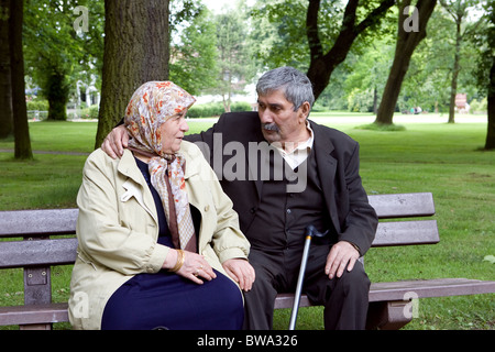 Ältere Menschen Ehepaar türkischen auf einer Parkbank, Herne, Deutschland Stockfoto