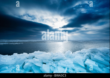 Schelfeis und Sonnenuntergang in Marken ein kleines Dorf in der Nähe von Amsterdam Niederlande Stockfoto