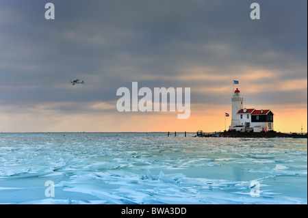 Schelfeis und Leuchtturm in Marken ein kleines Dorf in der Nähe von Amsterdam Niederlande Stockfoto