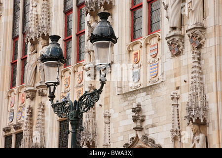 Burgplatz, Brügge, Ost-Flandern, Belgien. Lampost außerhalb der historischen gotischen Stadhuis Rathaus mit Sandstein Fassade detail Stockfoto