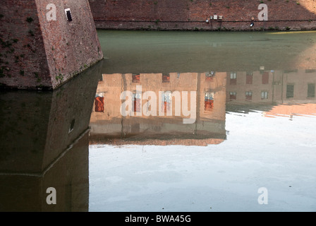 Reflexionen im Graben der Burg Estense, Ferrara Stockfoto