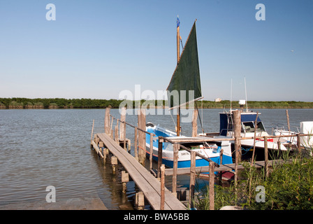 Angelboot/Fischerboot mit einem traditionellen Gaff Rig vertäut am Gorino, im Po-Delta, Emilia Romagna, Italien Stockfoto