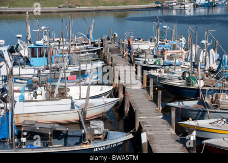 Kleine Fischerboote vertäut am Goro im Po-Delta, Emilia Romagna, Italien Stockfoto