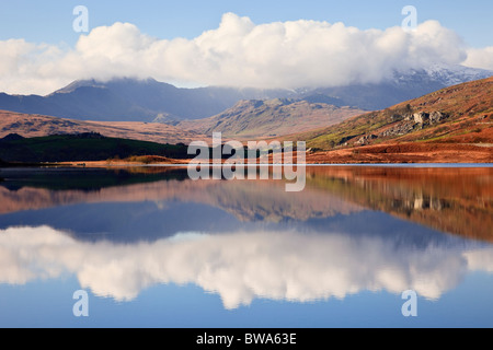 Reflexionen im Llynnau Mymbyr mit Blick auf Snowdon Horseshoe im Snowdonia National Park in der Nähe von Capel Curig North Wales UK Großbritannien Stockfoto