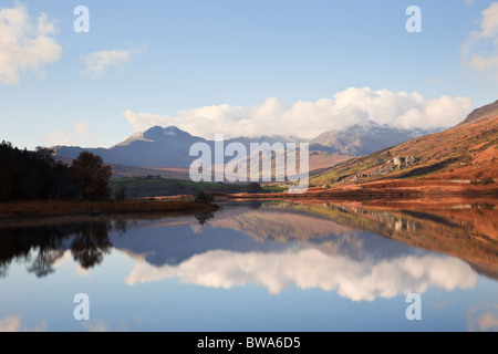 Reflexionen in Llynau Mymbyr mit Blick auf Y Lliwedd in Snowdon Hufeisen im Snowdonia Nationalpark. Capel Curig North Wales Großbritannien Stockfoto