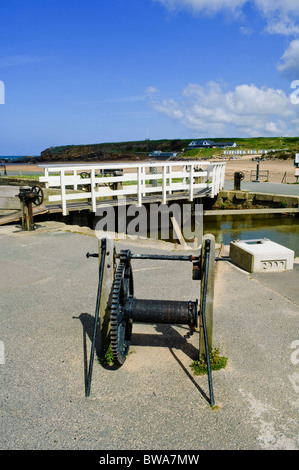 Eine alte Winde und die schleusentore auf der Bude an Bude Kanal Hafen. Bude, North Cornwall, England. Stockfoto