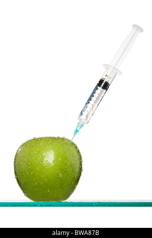 Spritzen in einen Apfel stecken Stockfoto